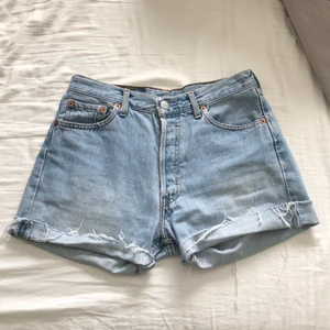 Levi’s 501 Jeansshorts - Jeansshorts i fint skick, säljer pga för små för mig. Storlek W29. Kan skickas då köparen står för frakt