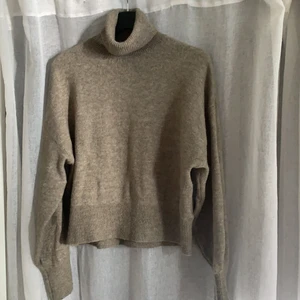 Stickad munktröja - Stickad tröja använd ett par gånger. Säljs i befintligt skick. 