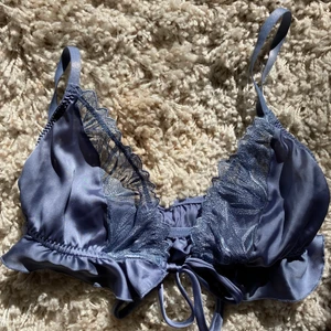 HELT NY silken sovtopp - Fin mörkpastel blå silkes lace sovtop. ALDRIG ANVÄNT. Beställde online och för liten för mig. Knytning framtill. 