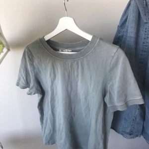  zara t-shirt  - en jättefin t-shirt från Zara, ganska oanvänd. Den behöver strykas och bilden är inte super bra så skriv privat för bättre bilder. Storlek S men passar mig som har M också. 