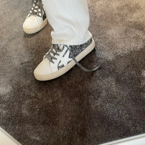 Le temps  - Säljer nu dessa jättesnygga skorna. De är använda en gång vilket betyder att de är som nya. Säljer pga jag köpt ett par liknande. Köparen står för frakten!! 💘