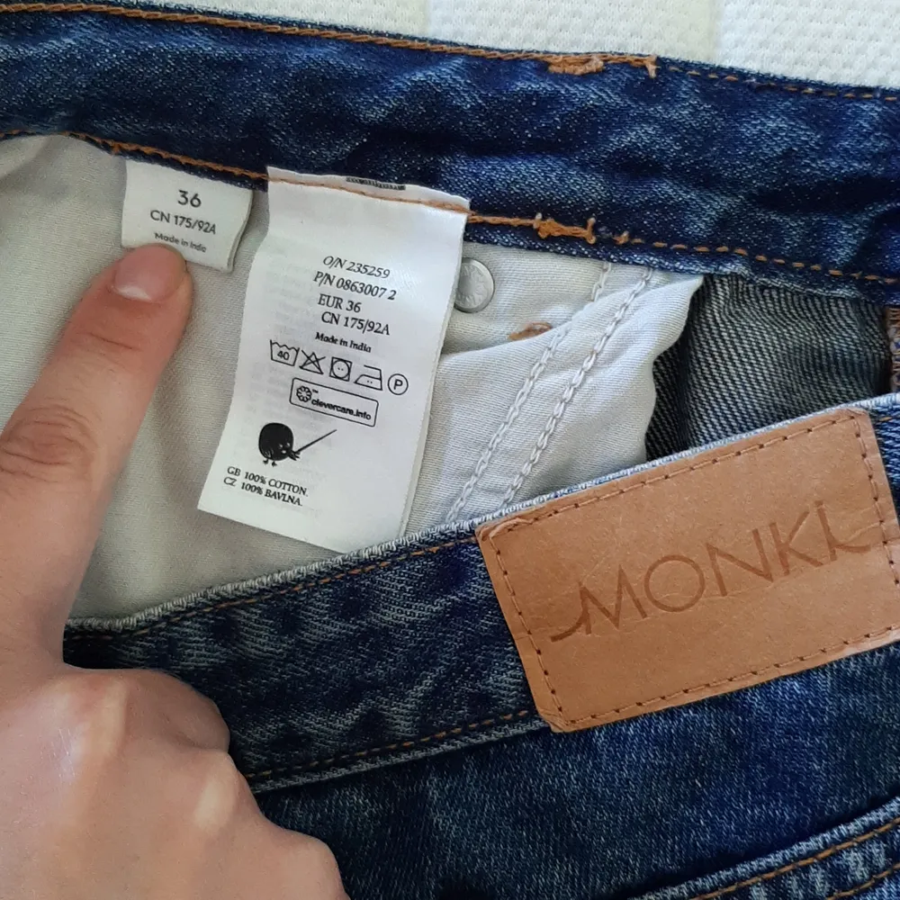 Säljer mina taiki jeans från Monki. Inköpta i januari men säljer dem nu då jag gått ner i storlek. Supersköna och superfina på! 💙. Jeans & Byxor.