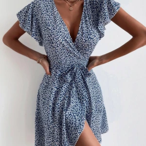 Blommig klänning - Superfin och skön blåblommig klänning från Shein. Bra passform med dragkedja på sidan. Väldigt tunn och skön i värmen men absolut inte genomskinlig. Säljer då jag råkade köpa två. Frakt 45kr 