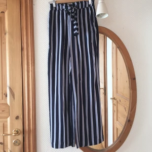 Randiga byxor - Perfekta randiga, vida byxor! Hög midja med resår och knytning. Går till anklarna på mig som är typ 177! Samfraktar eller möts upp på gröna linjen🥰