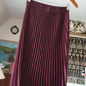 Svinsnygg plisserade kjol - Säljer min plisserade kjol som är användade bara en gång och passar xs_s.finns fler bilder 