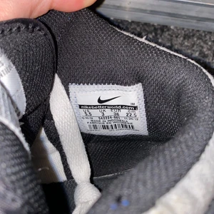 Nike höga sneakers - Jättefina, unika high top sneakers från Nike inköpta 2015 men endast använda 2015-2016 då jag växte ur dem. Det syns på trycket på hälen och på sulan att de är använda men annars superfina! Inte alls slitna på insidan. Lappen visar 36 men sitter som 35,5.