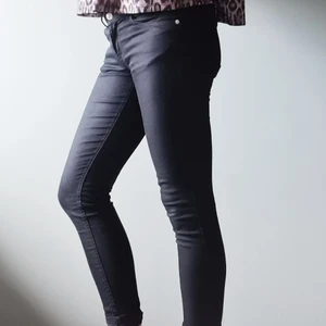 Svarta jeans med låg midja, nyskick - Svarta jeans från BIKBOK, storlek S. Använda 1 eller 2 grr. 