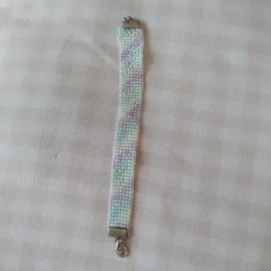 Armband - Hemgjort armband som jag har gjort. Pris är 75 kr