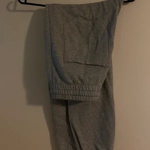 Gråa mjukisbyxor  - Gråa mjukisbyxor från H&M som är sparsamt använda. Frakt tillkommer och priset kan diskuteras ☺️
