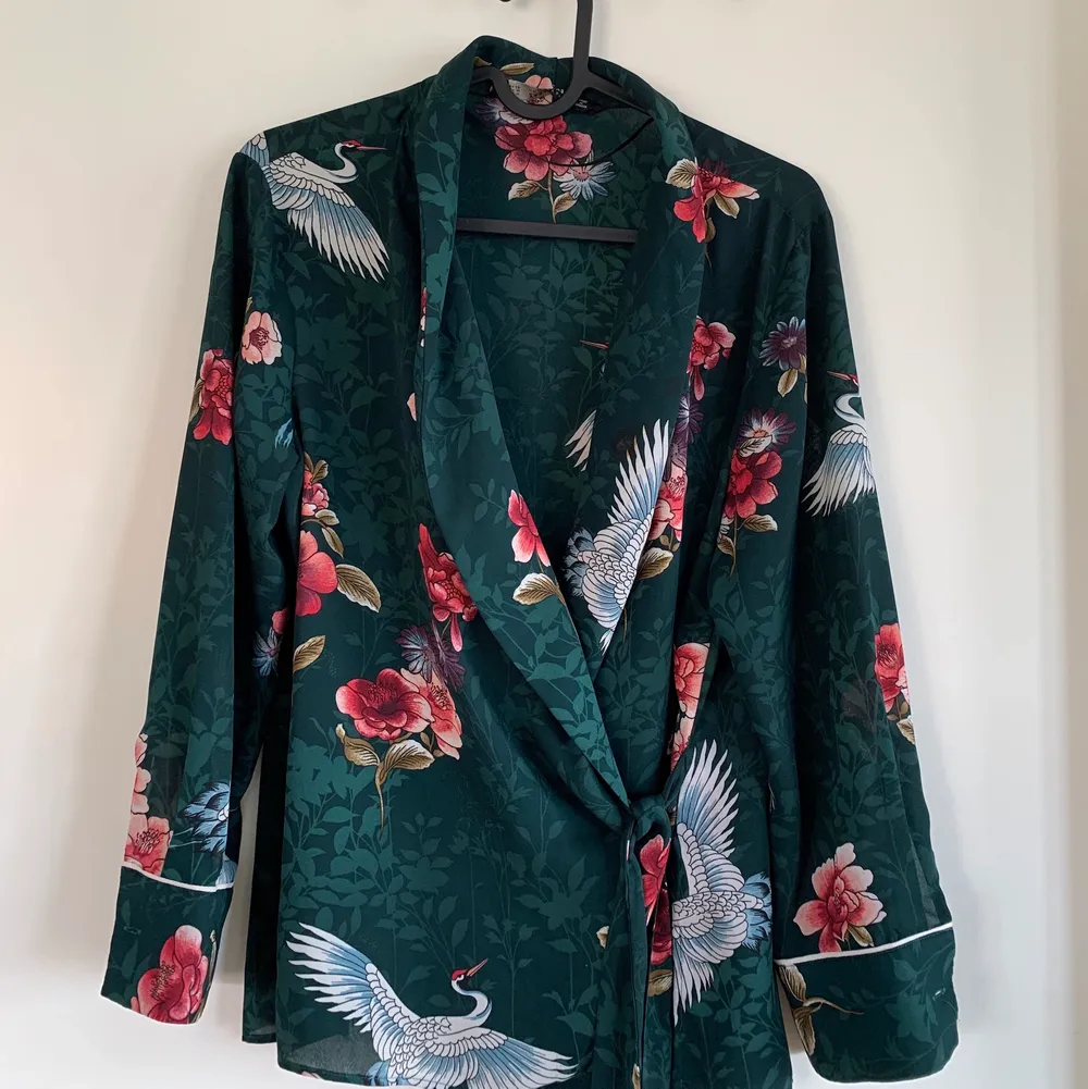 Mönstrad kimono från Zara, storlek M. Använd fåtal gånger så den är så gott som ny. Säljs då den inte passar längre, men det är med sorg som den lämnar garderoben. Otroligt fin och lyxig i materialet. Blusar.