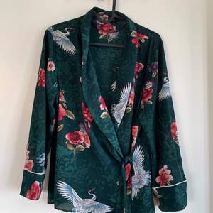 Mönstrad kimono från Zara, storlek M. Använd fåtal gånger så den är så gott som ny. Säljs då den inte passar längre, men det är med sorg som den lämnar garderoben. Otroligt fin och lyxig i materialet