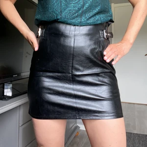 Skinnkjol - Skinnkjol (syntet) i jättefint skick. Det är lite stretch och kjolen är från H&M. 🦋🦋