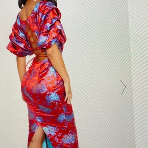 Klänning storlek xs/s - Röd satin klänning, oanvänd med prislapp kvar. 