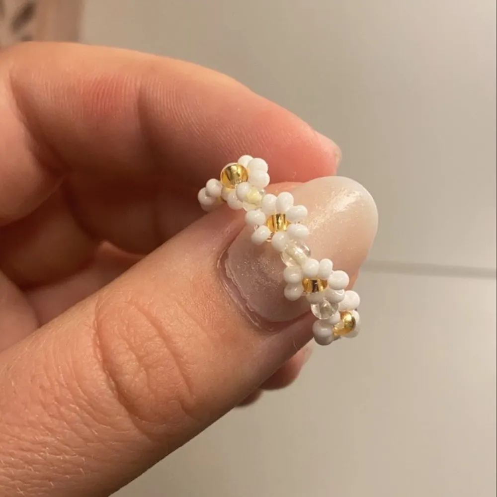 Fin handgjord vit pärlring med blommor 🤍 30 kr, frakt 12 kr ✨ finns att välja mellan andra färger om så önskas 😇               Följ gjärna mitt nystartade Instagram konto: emmaaprilias 🤍. Accessoarer.