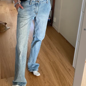 Brandy Melville Jow-Rise jeans - Low-Rise jeans från Brandy Melville. Så coola och perfekta till vår/sommar, men kommer tyvärr inte till användning.  Passar xs-s, jag är 164 som referens. <33  Sålda för 300:-