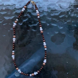 halsband 30kr + frakt (12kr) - handgjorda superfina halsband, perfekt nu inför sommaren💙🤎 passformen är lite större än en choker , typ till nyckelbenen. 