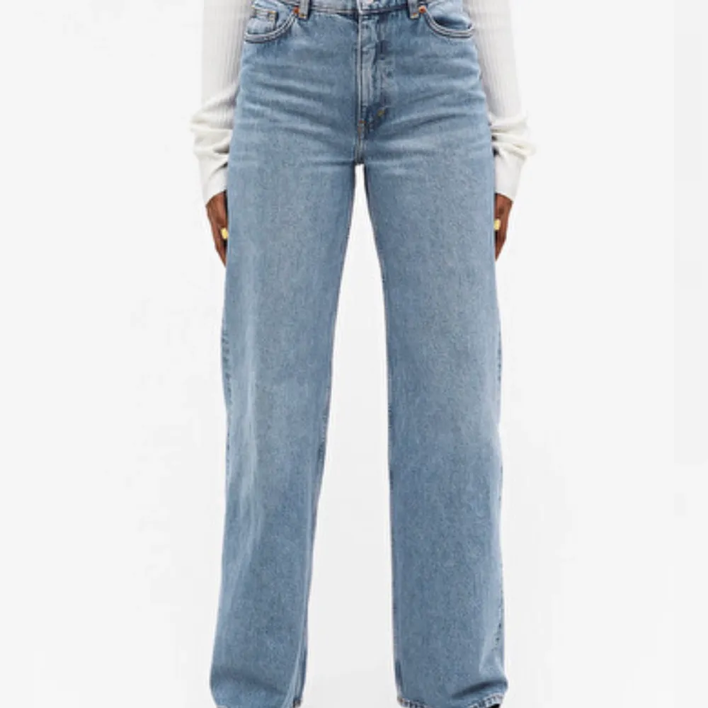 Blåa (Yoko)jeans från Monki säljer dom för att dom är för små för mig. Inga defekter. Pris: 180 + frakt. Jeans & Byxor.