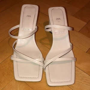Oanvända (!!) helt nya klackar skor  - Helt oanvända klackarskor från Zara. Köpte dessa för 3 dagar sedan och säljer pga det inte kom till användning till tillfället jag hade köpt de till. Hade lämnat tillbaka i butik om jag inte varit för snabb att klippa av lapparna.. Jag köpte det sista paret i Malmö, så det finns inte många kvar av dem! Nypris 399kr. Storlek 39 och passar mig perfekt, men passar även till dig som har storlek 38 (tjejkompis testade). Köparen står för frakten 😊🌸