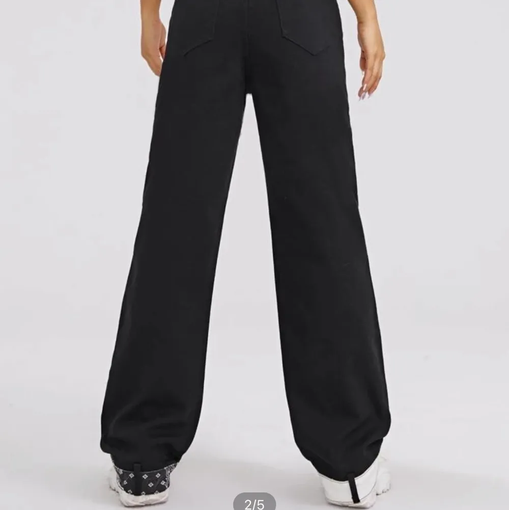 Säljer dessa Jeans från SHEIN pga fel storlek. Endast provade. Inköpspriset var 299kr. Jeans & Byxor.
