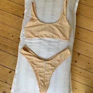 Oanvänd bikini  - Superfin oanvänd bikini från Zaful! Köptes förra året men kom aldrig till användning pga den blev för stor när sommaren väl kom. Storlek 38. Finns hål i toppen så att man kan stoppa in vaddering! 