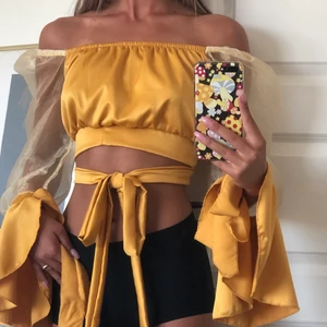 Gul topp S - Jättesöt topp med knytband i både ryggen och vid handleden💕