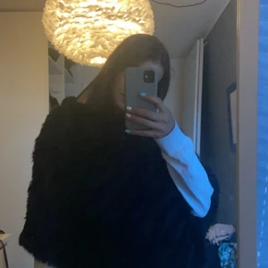 Poncho - En oanvänd poncho i kanin-päls. Köpte denna för väldigt länge sen men har tyvärr aldrig hittat tillfälle att använda den. En sommarkväll me en härlig kjol hade varit ett perfekt tillfälle. Köpt för 800kr på Holmlunds i uppsala.