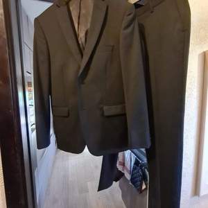 Svart kostym från Dressmann 2014 använd två gånger. Jacka storlek 48S, byxor storlek w31 L32. Båda delar är rena och i gott skick.