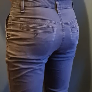 Finbyxor stlrEUR158 shaped leg - Är för små på mig men annars i fint skick. 97% bomull, 3% elastan. 