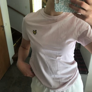 Lyle & Scott T-shirt - Säljer en ljusrosa Lyle & Scott T-shirt. Storlek XS men köpt på herravdelningen pga gillar den passformen bättre, och den passar mig som vanligtvis har storlek S/M. Använd ett fåtal gånger.