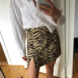 Kjol - Kjol ifrån NLY med liten slits, oanvänd. 