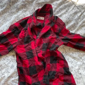 plaid skjorta röd - Säljer en supersnygg skjorta från hollister som aldrig är använd då det inte var min stil. Superbra kvalité! Pris går att diskutera vid snabb affär❤️