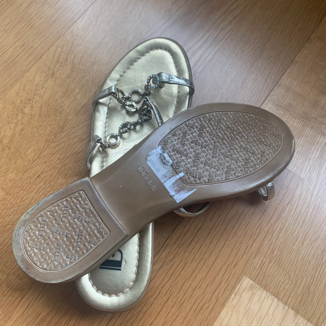 Guld sandaler från Belle - 91