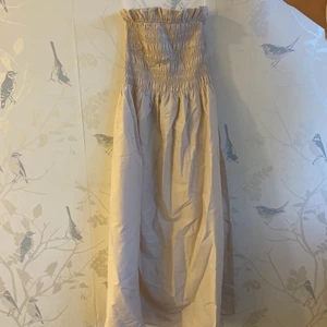 Klänning  - Beige klänning från HM, aldrig använd. Säljes då den inte passade mig. Stl 34💗