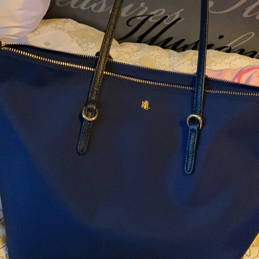En jättefin mörkblå väska från Ralph lauren som aldrig har kommit till användning. Köpt för ca 2000 . Väskor.