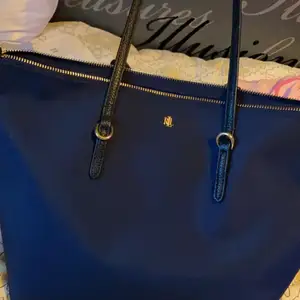 En jättefin mörkblå väska från Ralph lauren som aldrig har kommit till användning. Köpt för ca 2000 