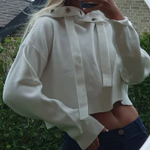 Vit cool hoodie - Vit choklad hoodie med "nitar" på luvan. Använd 1 gång och i nyskick!