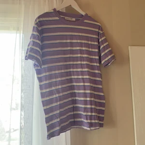 Randig tshirt - Lila randig T-shirt från junkyard, passar både tjejer och killar 