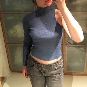 Zara tröja  - En unik tröja som sitter snyggt på, säljer då jag inte använder längre. Kan mötas upp 