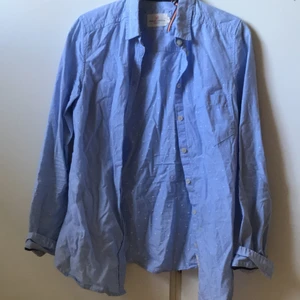 Somrig ljusblå skjorta - Ljusblå, gullig skjorta med vita prickar. Nyskick. Storlek 36