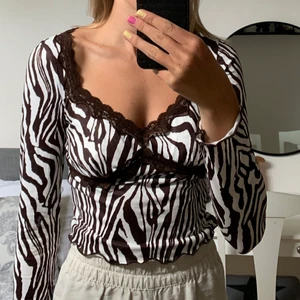 Brun zebratopp - Helt oanvänd långärmad populär zebratopp med bruna ränder🤎 sjukt fin både som festtopp och till vardags. köpare står för frakt🥰