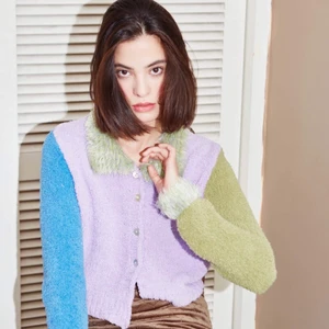 Flerfärgad stickad tröja  - I nyskick - köpte fel storlek 