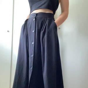 Svart långkjol - Söt svart kjol från monki med knappar och fickor❤️❤️