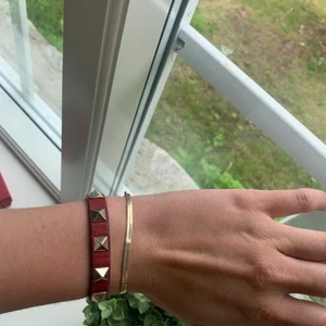 Valentino armband-vinrött - Hej☺️Säljer detta underbart fina armband från valentino, tror det skall vara köpt runt 2018-2019 kommer inte ihåg exakt från mytheresa🥰Det är i fint skick förutom den mindre defekten på sista bilden, tillhörande box tillkommer men tyvärr inget kvitto eller äkthetsbevis då det inte längre finns kvar🌸Vid flera intresserade blir det budgivning✨✨Nypris är 1500kr på mytheresa