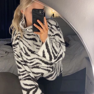 Tröja med zebramönster  - En så mysig stickad tröja som inte kommer till användning längre, passar XS och S 🤍