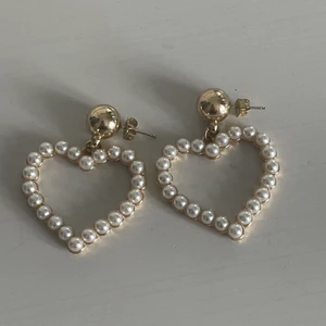 Örhängen i hjärtform - Fina örhängen i guld och pärlor 
