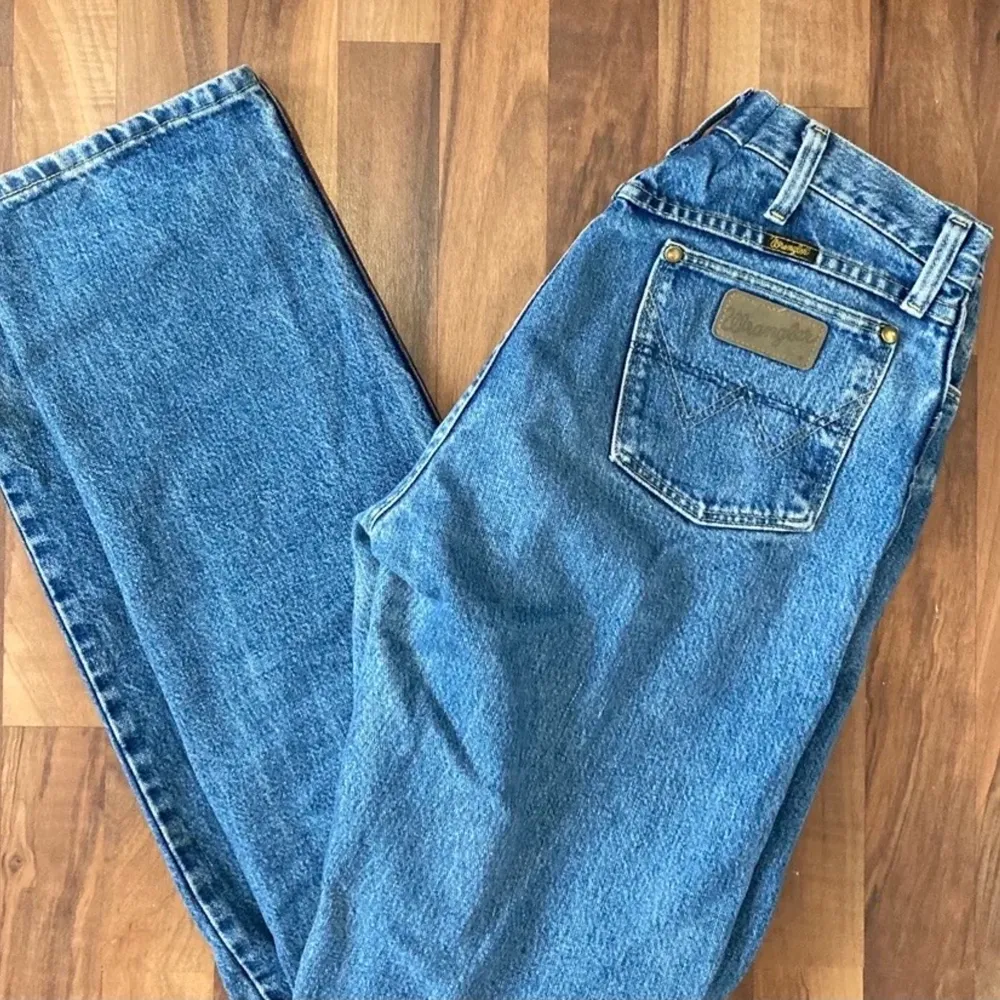 Snygga straight leg jeans mid rise från wrangler, bra skick,  köpte på Plick igår, säljer pga ej passade mig💕 därav lånade bilder och samma beskrivning som tjejen jag köpte från 💋. Jeans & Byxor.