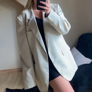 Beige kavaj - Beige kavaj. Hittar inte var storleken står på den men jag är vanligtvis storlek s (162 cm lång) och den sitter oversized på mig, se bild. 