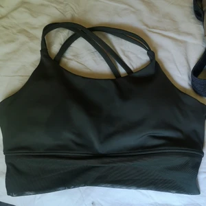 Soc träningstopp/bh  - Träningstopp/BH från soc med snygg korsad rygg och meshdetaljer. Verkligen en sjukt snygg topp med bra stöd. Skulle säga att den kan passa en M också beroende på bröststorlek. Har själv 80D och den är något liten på mig. Använd 1 gång, så i nyskick. 