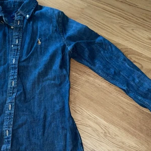 Ralph lauren skjorta  - Aldrig använd! Nypris 700:-  Skjorta i märket Ralph lauren i jeans/denim storlek s