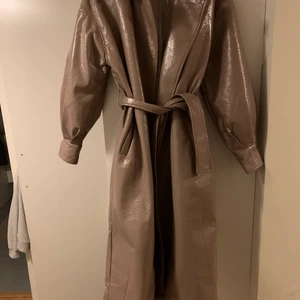 Kappa - Beige kappa i glansigt material , storlek 34 men mer som en 36!